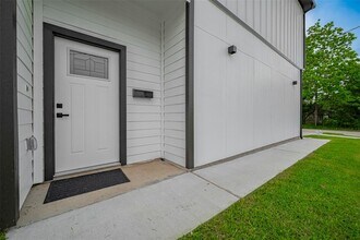 7546 Charlie St in Houston, TX - Building Photo - Building Photo