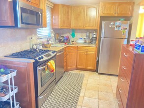 1057 Lakeville Rd in New Hyde Park, NY - Building Photo - Building Photo