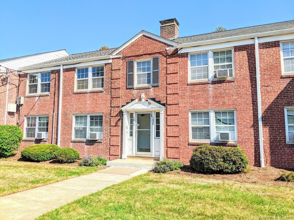 1010 Trout Brook Dr in West Hartford, CT - Building Photo