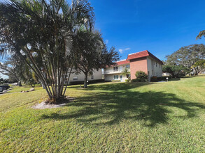 62 Woodland Dr in Vero Beach, FL - Foto de edificio - Building Photo