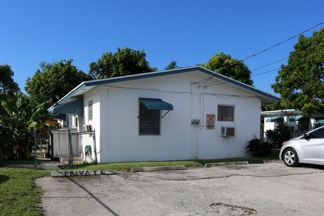 709-711 Gotham Ct in West Palm Beach, FL - Foto de edificio - Building Photo