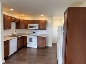 2319 Pinehurst St in Bettendorf, IA - Foto de edificio - Building Photo