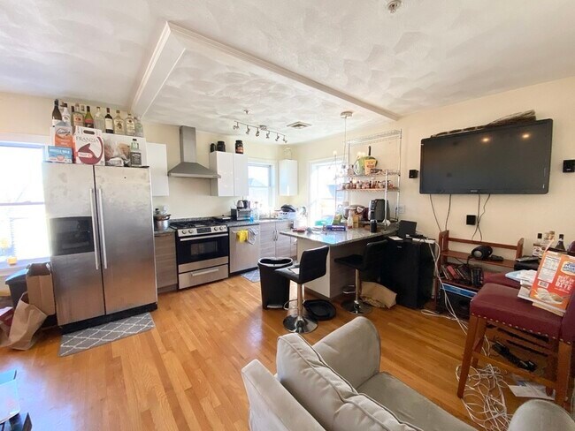 128 Hillside St, Unit 3