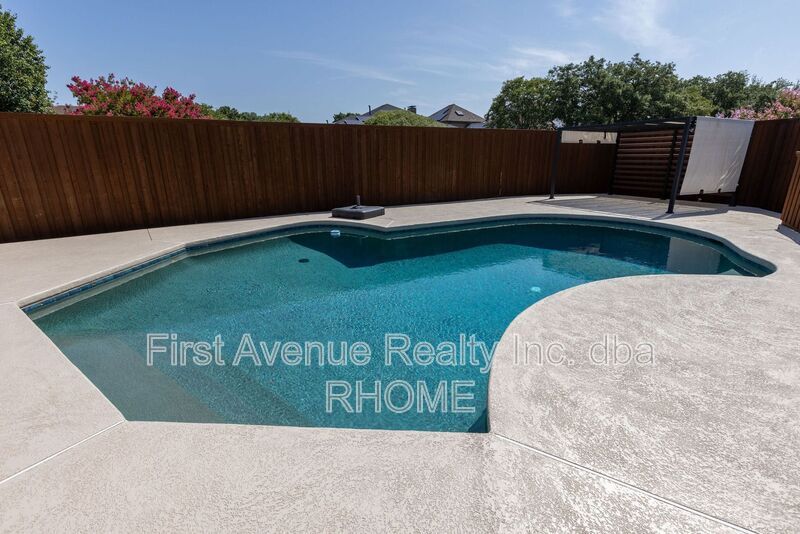 16121 Shadybank Dr in Dallas, TX - Building Photo