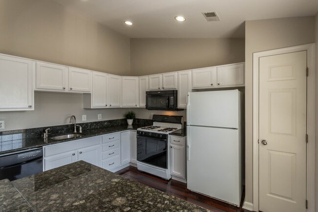 7507 Snowpea Ct, Unit M in Alexandria, VA - Building Photo - Building Photo