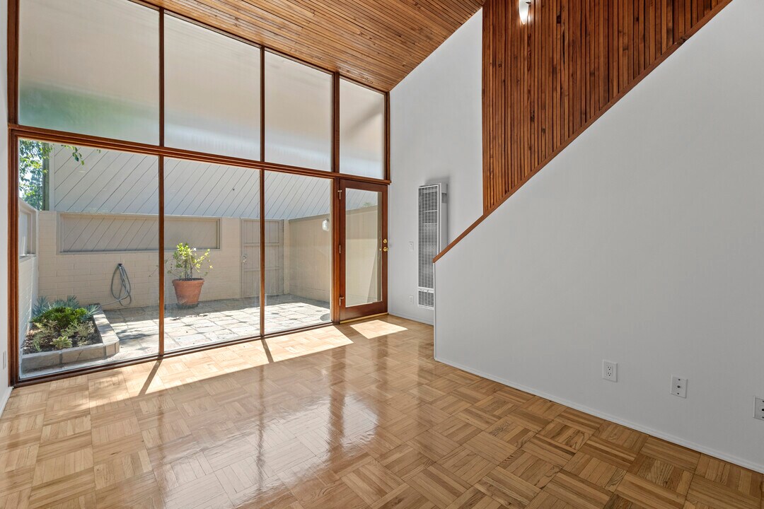 267 S Church Ln in Los Angeles, CA - Building Photo