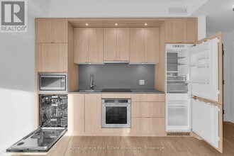 259 The Kingsway in Toronto, ON - Building Photo - Building Photo