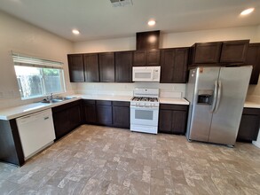 330 Alboran Sea Cir in Sacramento, CA - Foto de edificio - Building Photo