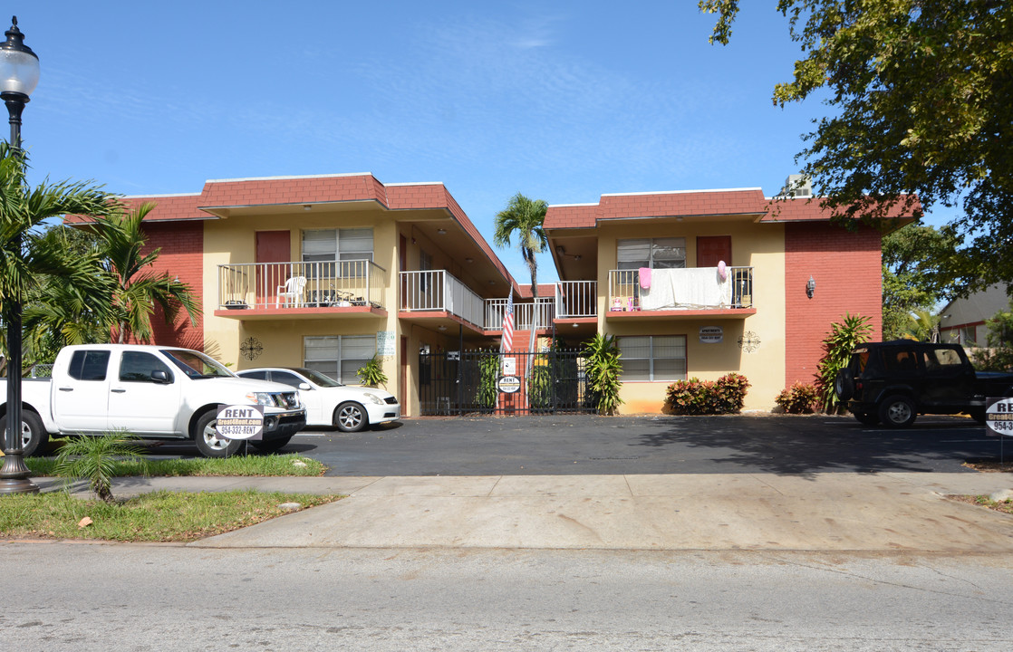 2025 Washington St in Hollywood, FL - Foto de edificio