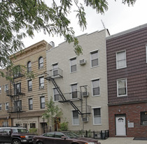 332 Leonard St in Brooklyn, NY - Building Photo