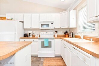 108 Stuart Ave in Emerald Isle, NC - Foto de edificio - Building Photo