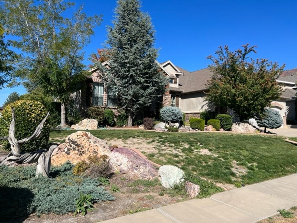 1235 Bella Vista Drive in Fruit Heights, UT - Building Photo