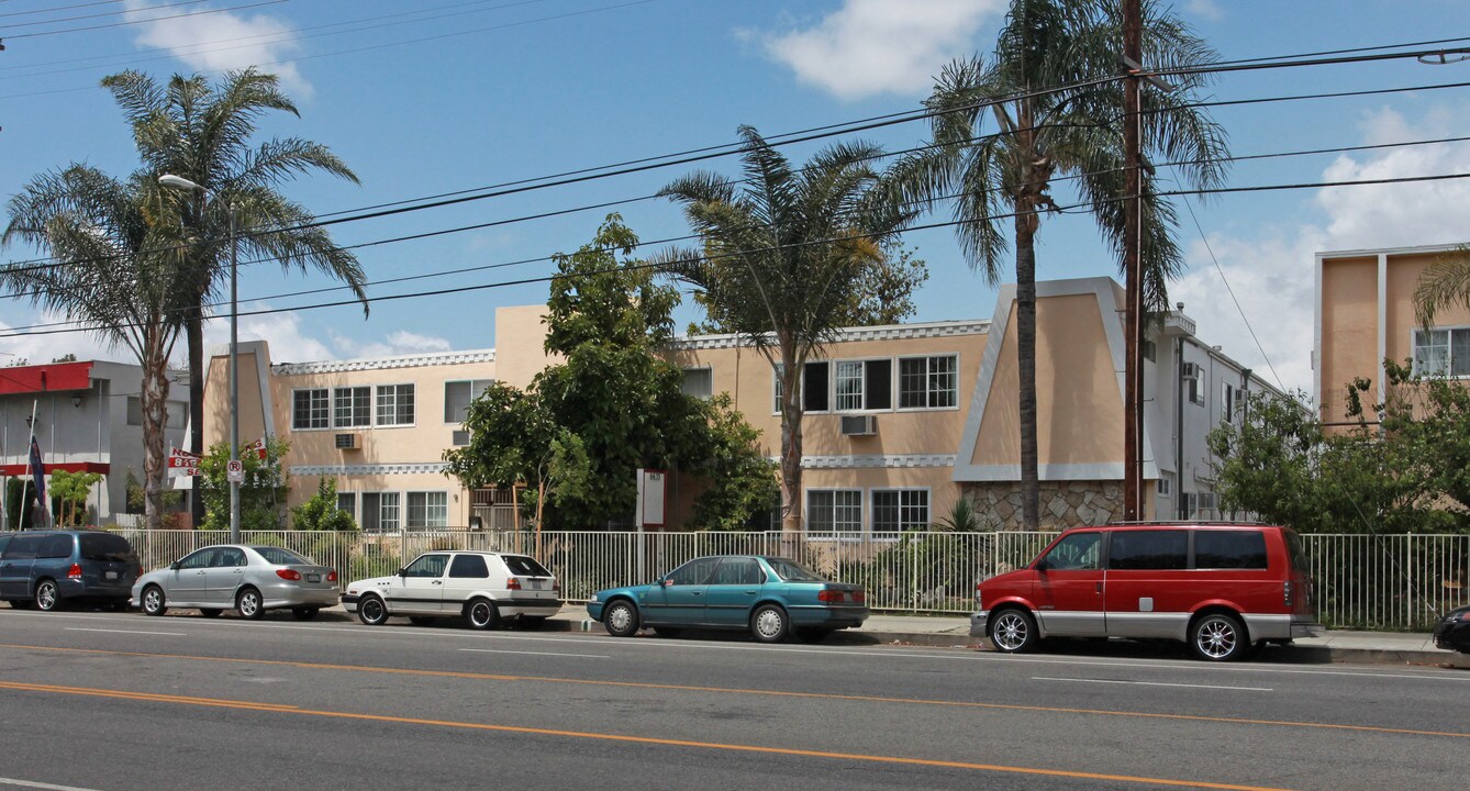 6643 Woodley Ave in Van Nuys, CA - Building Photo