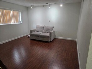 3146 N Pine Island Rd in Sunrise, FL - Building Photo - Building Photo