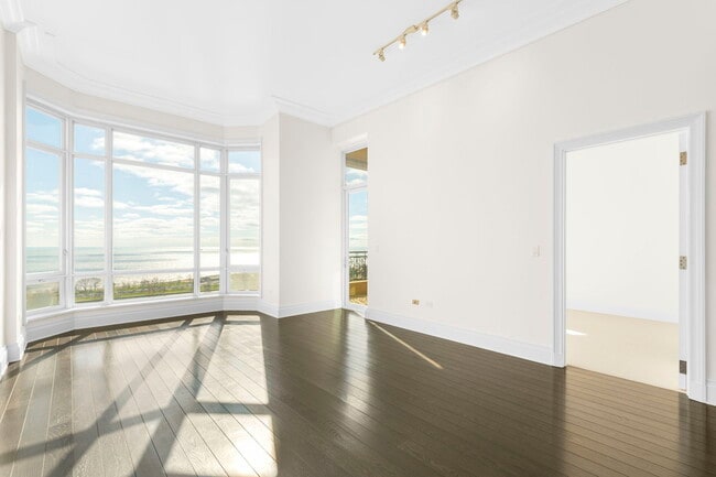 2550 N Lakeview Ave, Unit 2205 in Chicago, IL - Foto de edificio - Building Photo