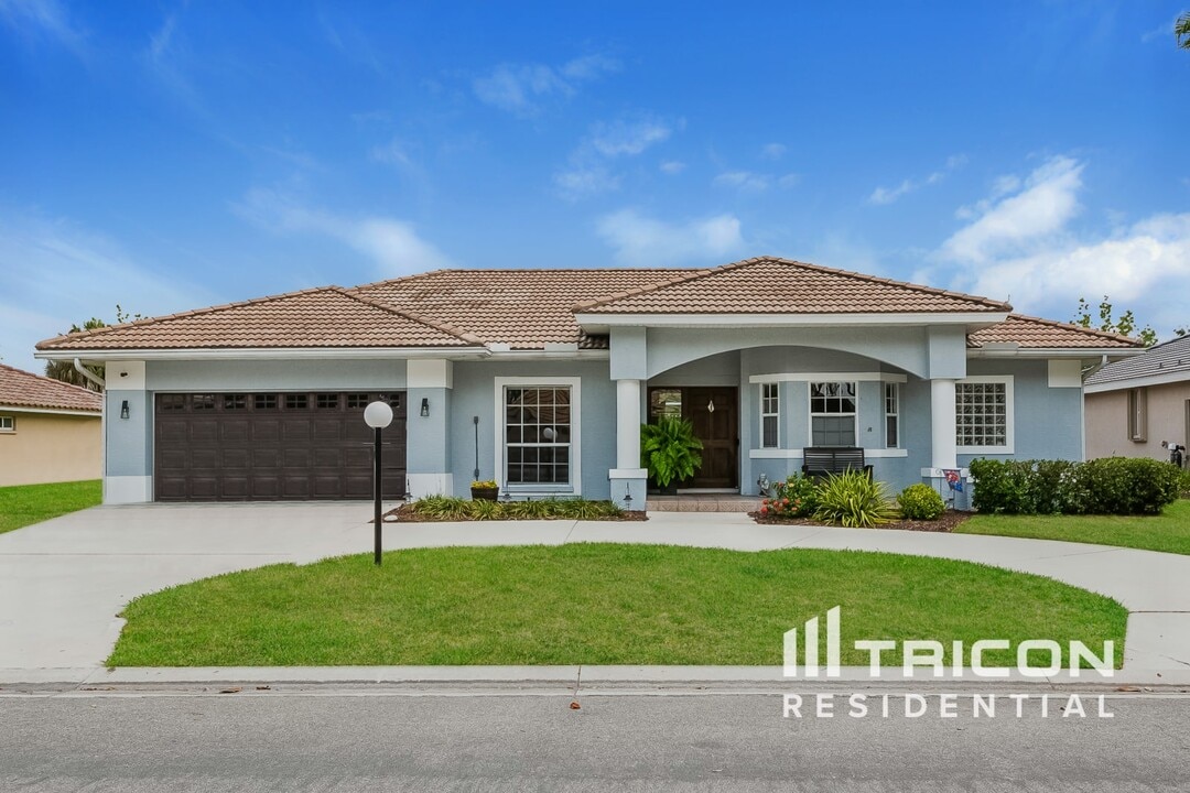 4903 Cedar Oak Way in Sarasota, FL - Foto de edificio