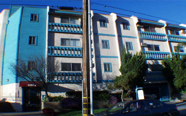 Kling Courtyard Apartments in North Hollywood, CA - Foto de edificio - Building Photo