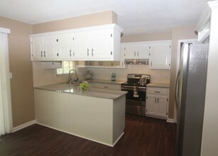 220 NW Highland Ln in Blue Springs, MO - Foto de edificio - Building Photo