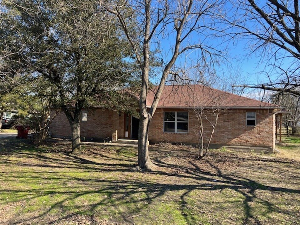 602 N U.S. Hwy 69 in Celeste, TX - Building Photo