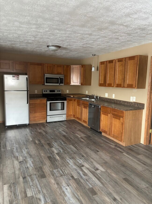 204 Topaz Pl, Unit D in Hartford, SD - Building Photo - Building Photo