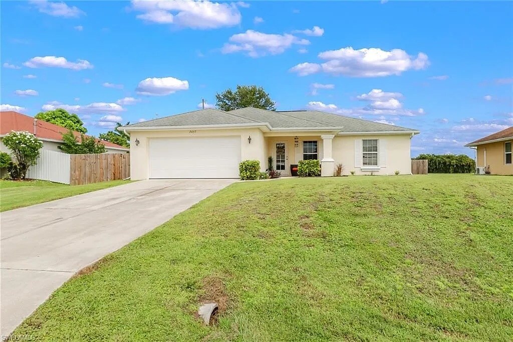 2036 SE 24th St in Cape Coral, FL - Foto de edificio