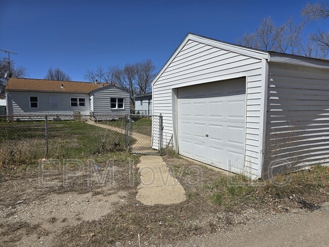 412 Sherman Ave in Waterloo, IA - Building Photo - Building Photo