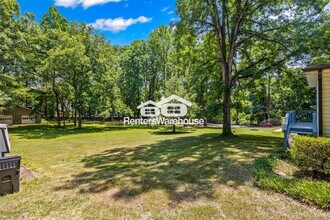 5025 Lochlain Dr in Charlotte, NC - Building Photo - Building Photo