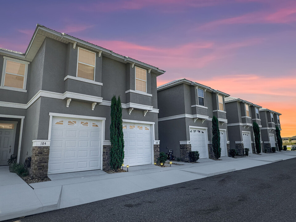 Champion Townhomes in Davenport, FL - Foto de edificio