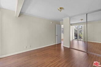 1233 Barry Ave in Los Angeles, CA - Foto de edificio - Building Photo