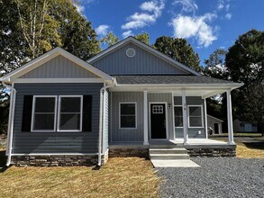 38 Meadow View Ln in Colonial Beach, VA - Foto de edificio - Building Photo