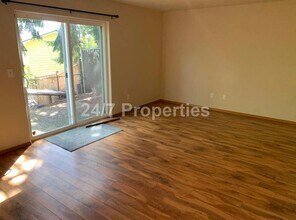 445 E Gloucester St in Gladstone, OR - Building Photo - Building Photo