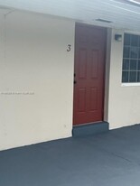 946 Laurel Dr in Lake Park, FL - Building Photo
