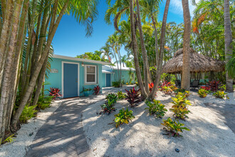2511 NE Pine Ave in Jensen Beach, FL - Building Photo - Building Photo