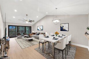 5767 Deauville Cir in Naples, FL - Building Photo