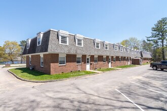 934 N Main St, Unit 13 in Laconia, NH - Foto de edificio - Building Photo