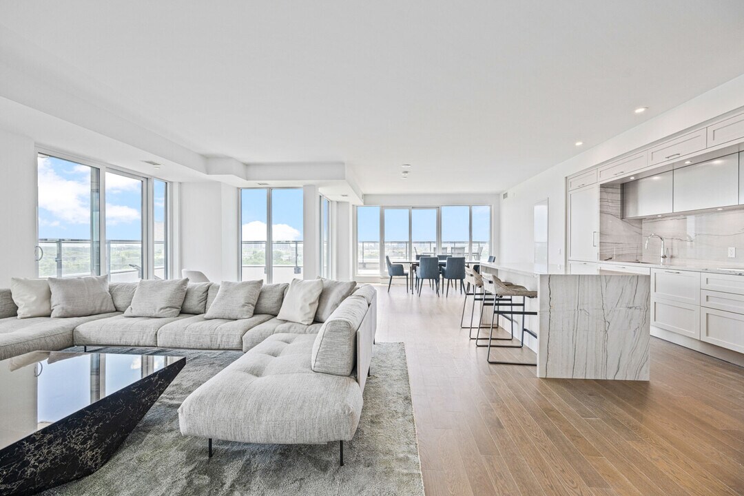 30 Inn On The Pk Dr in Toronto, ON - Building Photo