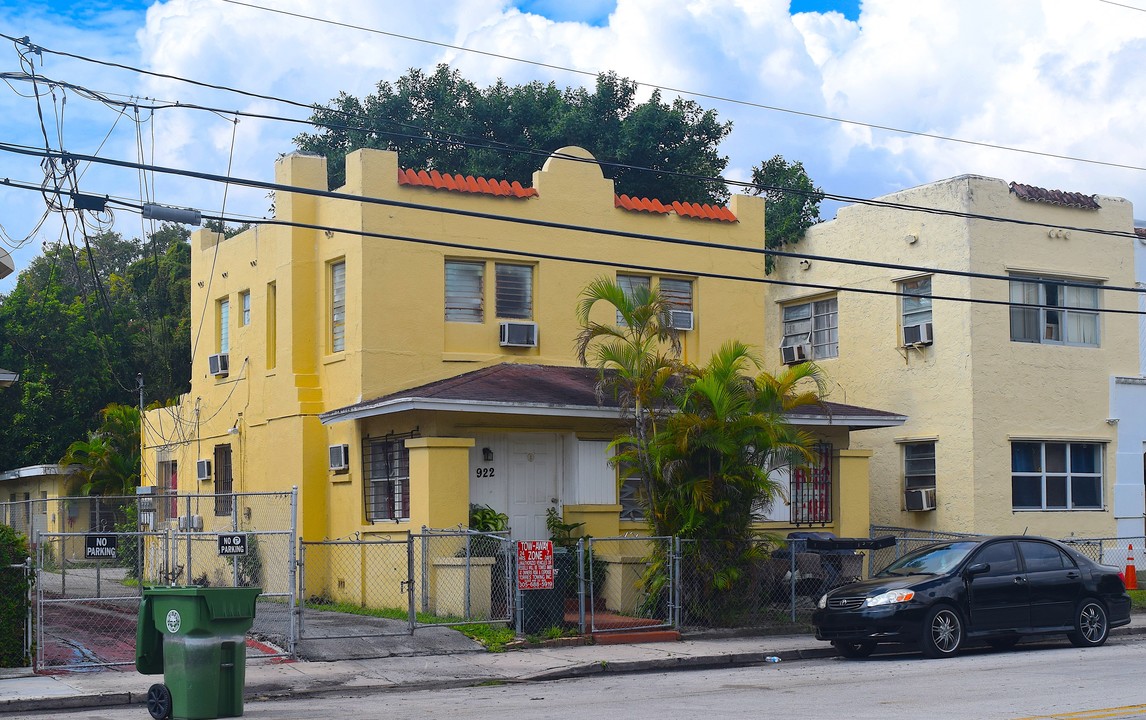 922 NW 2nd St in Miami, FL - Building Photo