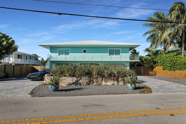 232 W Seaview Dr in Duck Key, FL - Building Photo - Building Photo
