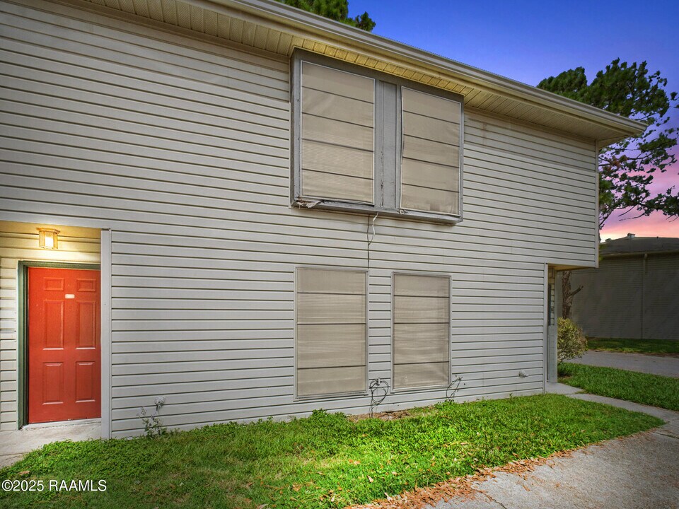 201 High Meadows Blvd in Lafayette, LA - Building Photo