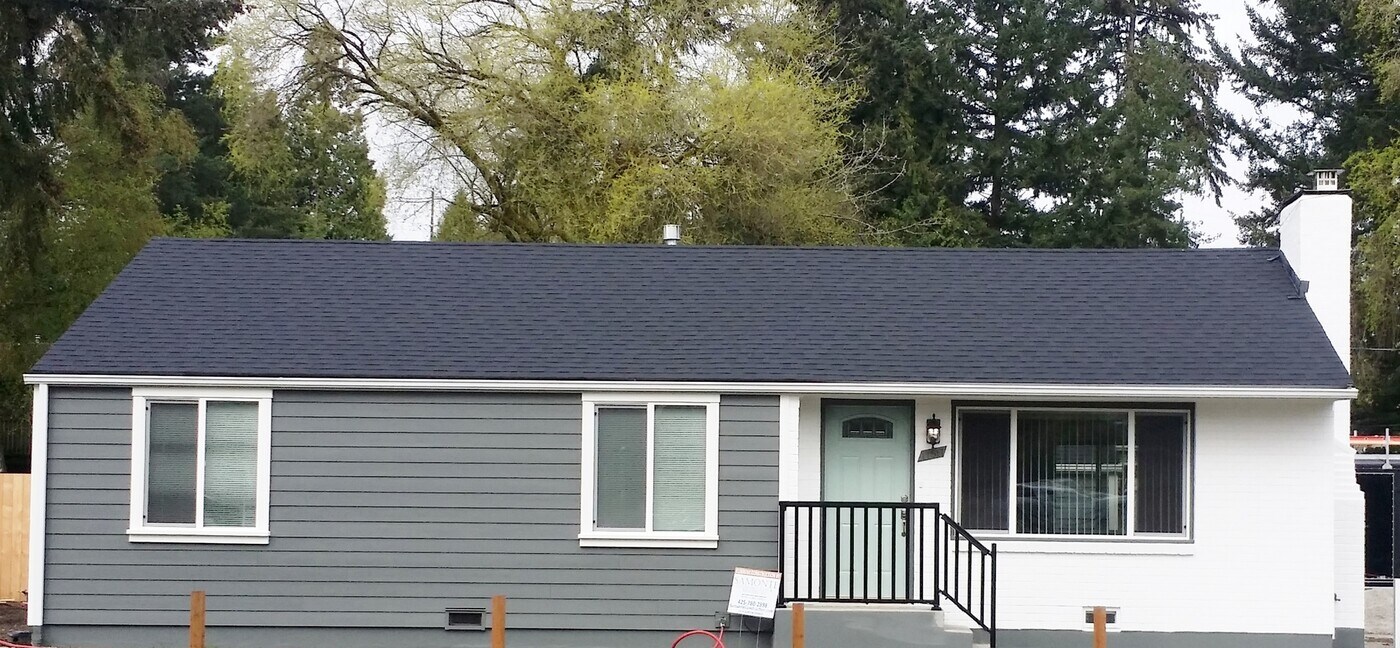 17517 10th Ave NE in Shoreline, WA - Building Photo