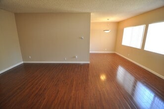 24411 Newhall Ave in Santa Clarita, CA - Building Photo - Building Photo