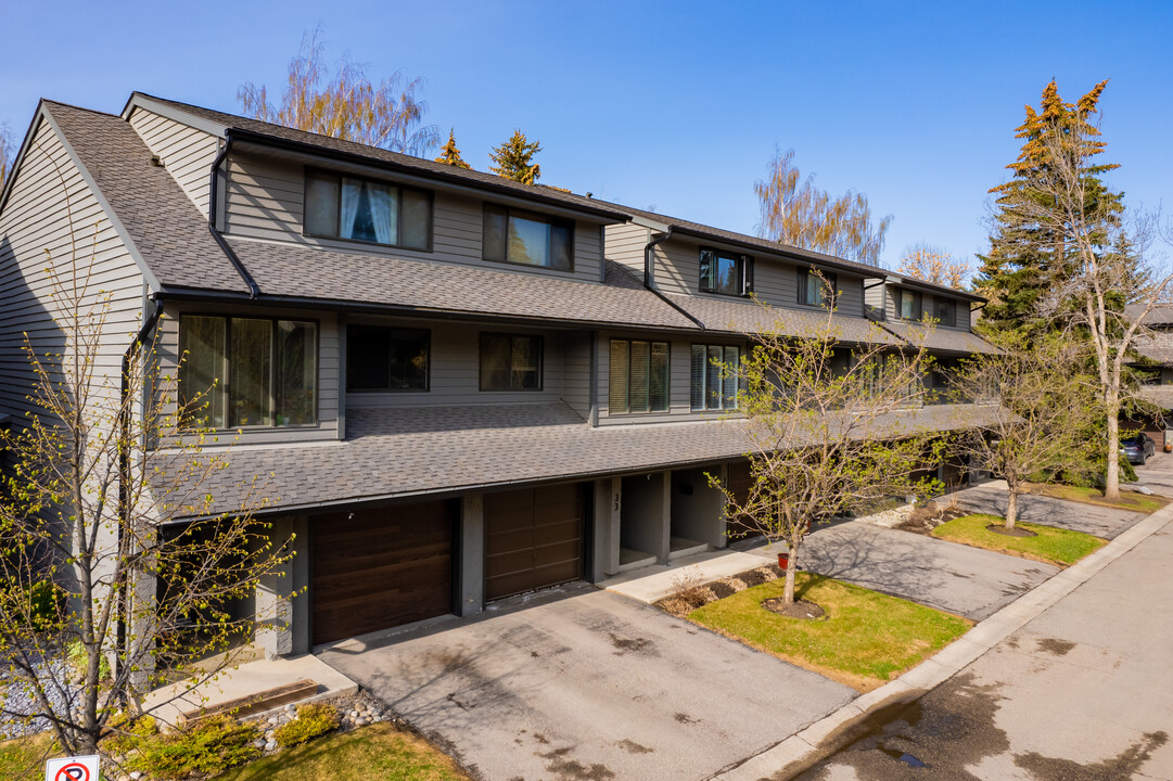 Point Mckay in Calgary, AB - Building Photo