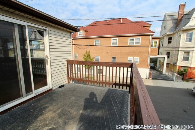 627 Beach St, Unit 2R in Revere, MA - Foto de edificio - Building Photo