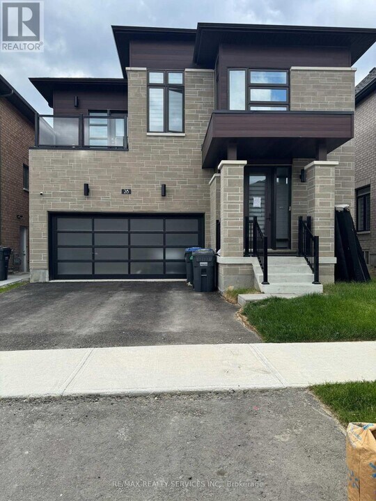 28 Icon St in Brampton, ON - Building Photo