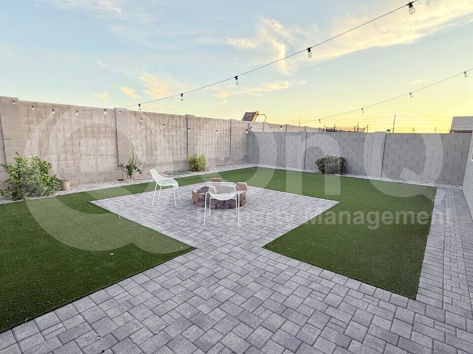 9009 W Agora Ln in Tolleson, AZ - Building Photo