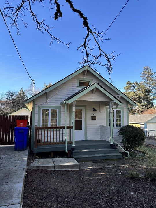 37 NE 108th Ave in Portland, OR - Building Photo