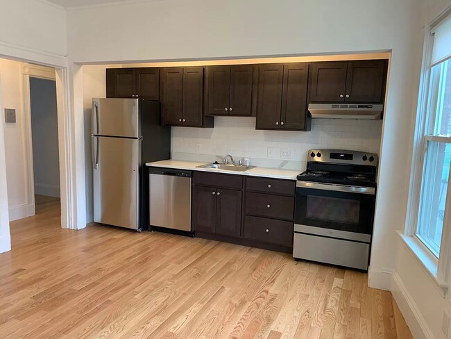 360 Beacon St, Unit 1 in Somerville, MA - Building Photo - Building Photo