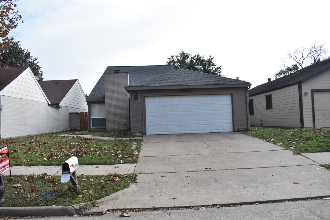 8903 Kalewood Dr in Houston, TX - Building Photo