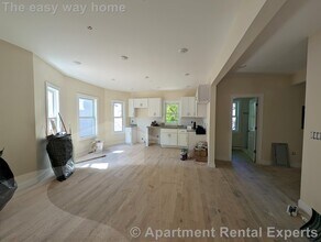 22 Holyoke Rd in Somerville, MA - Foto de edificio - Building Photo