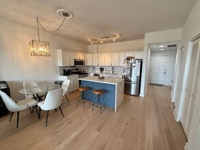 1001 W Madison St, Unit 608 in Chicago, IL - Building Photo - Building Photo